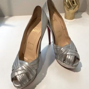 Beautiful Christian Vuitton in good condition size 8•5